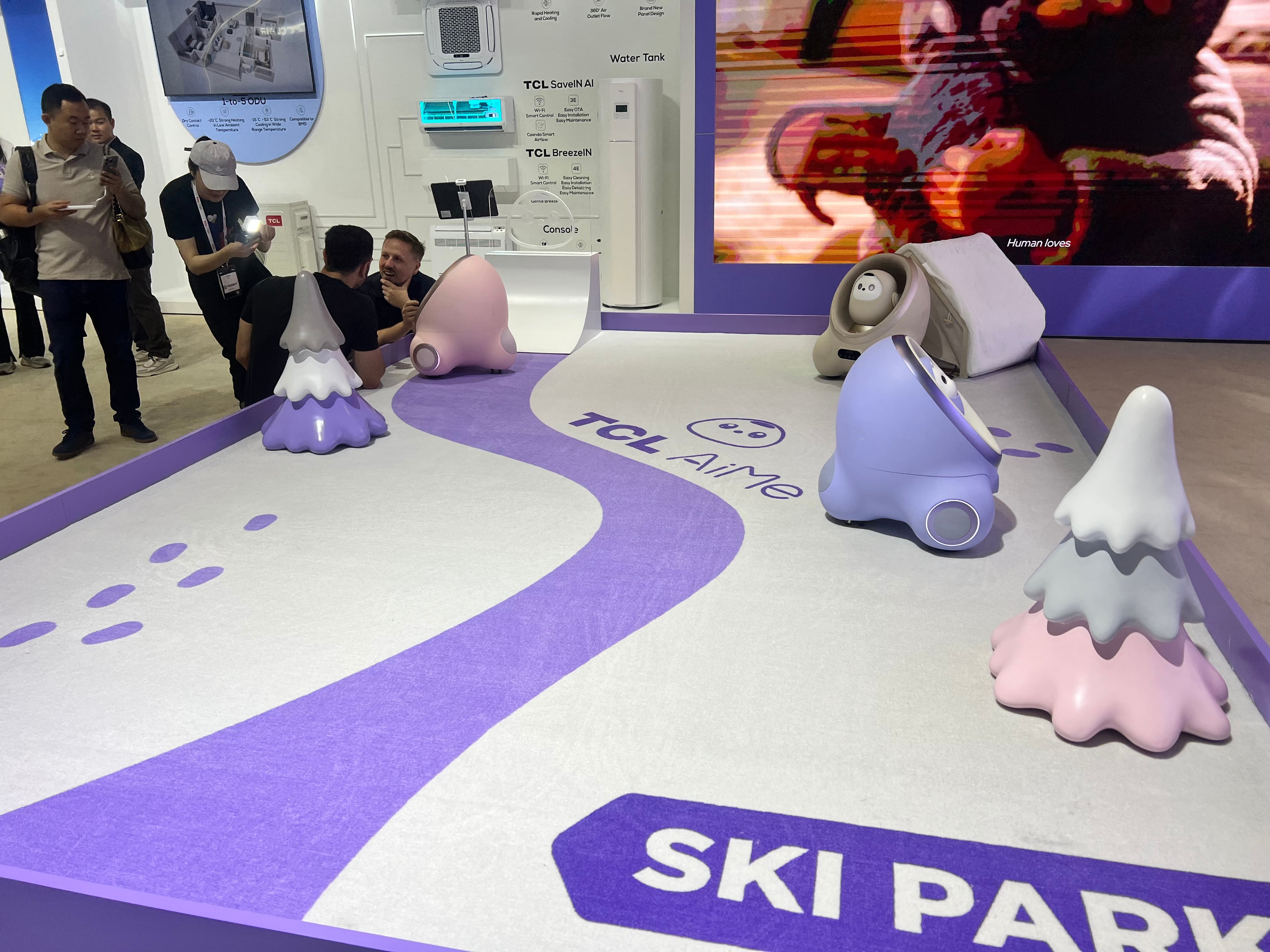 TCL이 IFA 2025에서 공개한 아이 돌봄 AI 반려 로봇 에이미(AiME)./베를린=황민규 기자