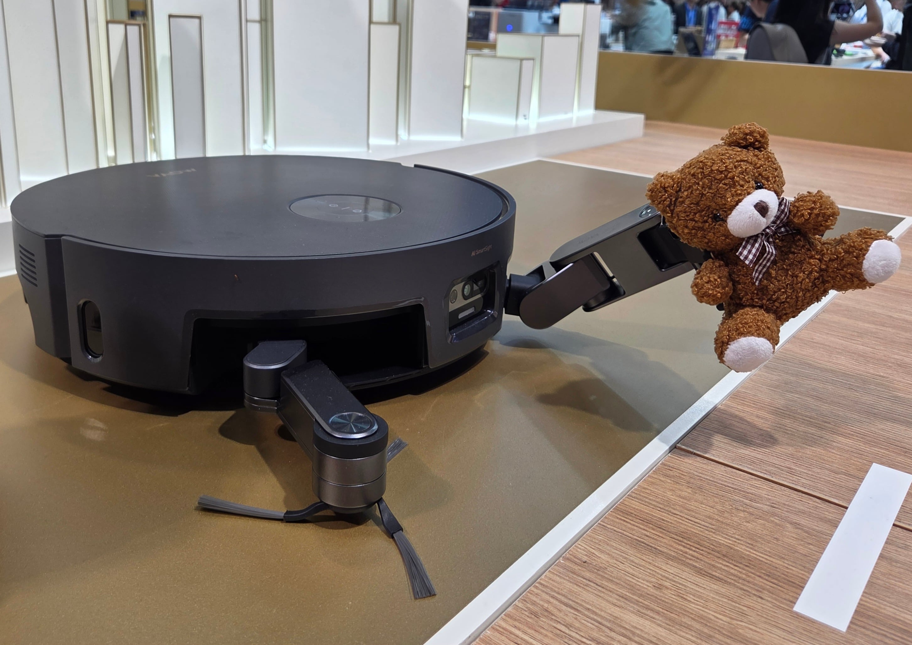  'IFA 2025′에서 모바가 공개한 팔 2개 로봇청소기 '시리우스 60'./최지희 기자 