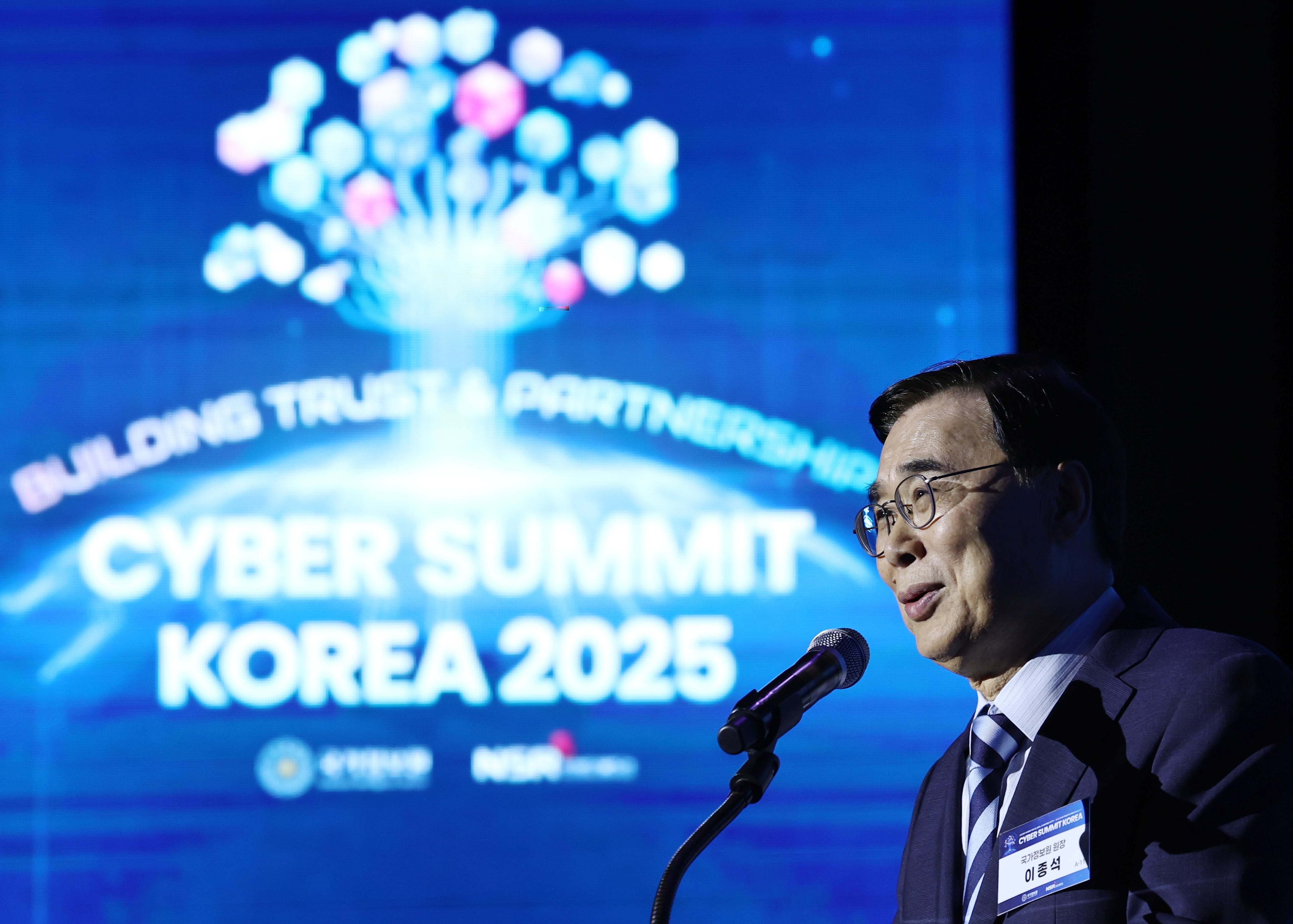 이종석 국가정보원장이 9일 오전 서울 강남구 코엑스 컨퍼런스룸에서 열린 국제 사이버안보 행사 '사이버밋코리아 2025' 개회식에서 개회사를 하고 있다. /뉴스1