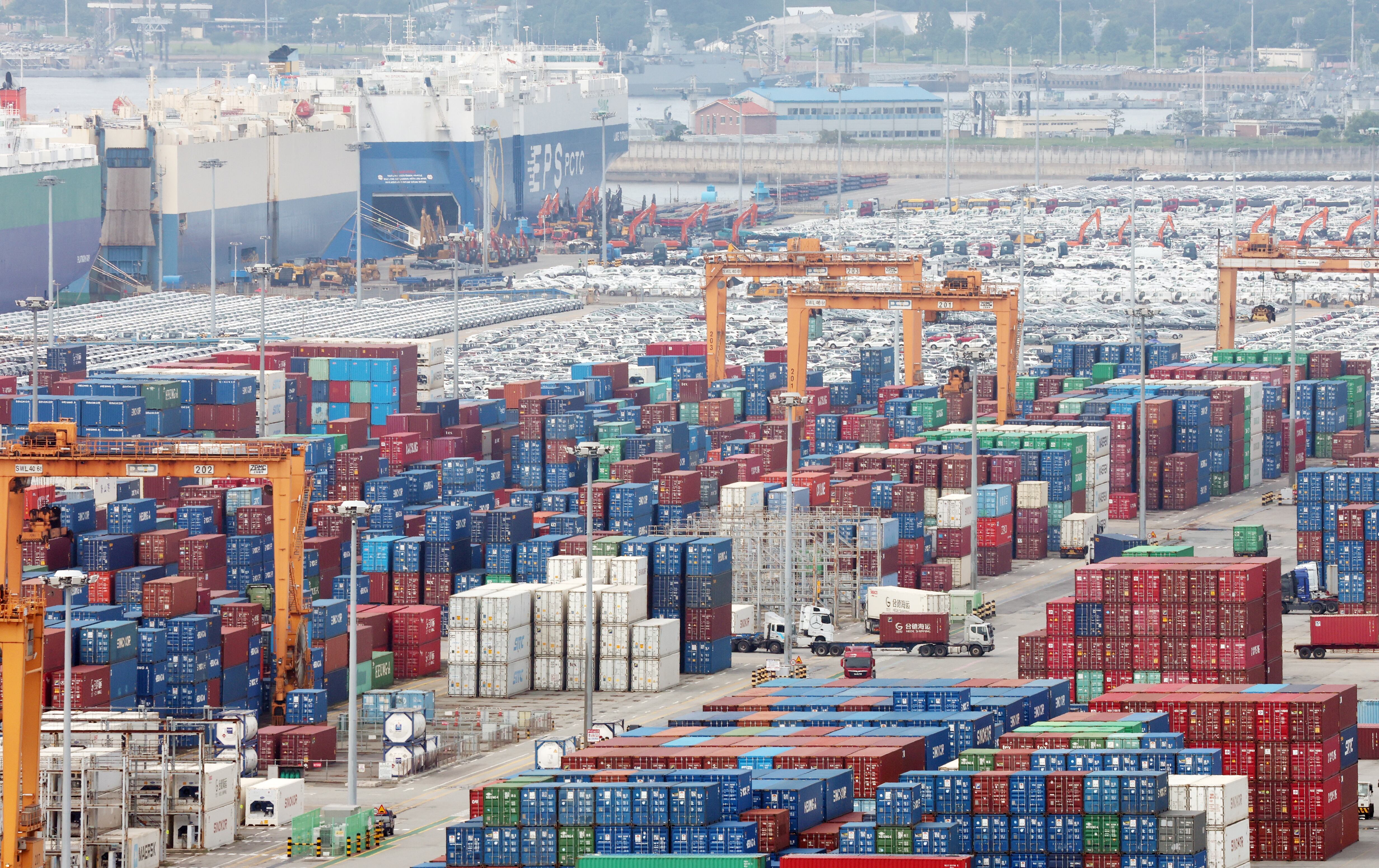 경기 평택시 포승읍 평택항에 수출용 컨테이너들이 쌓여있는 모습. ⓒ 뉴스1