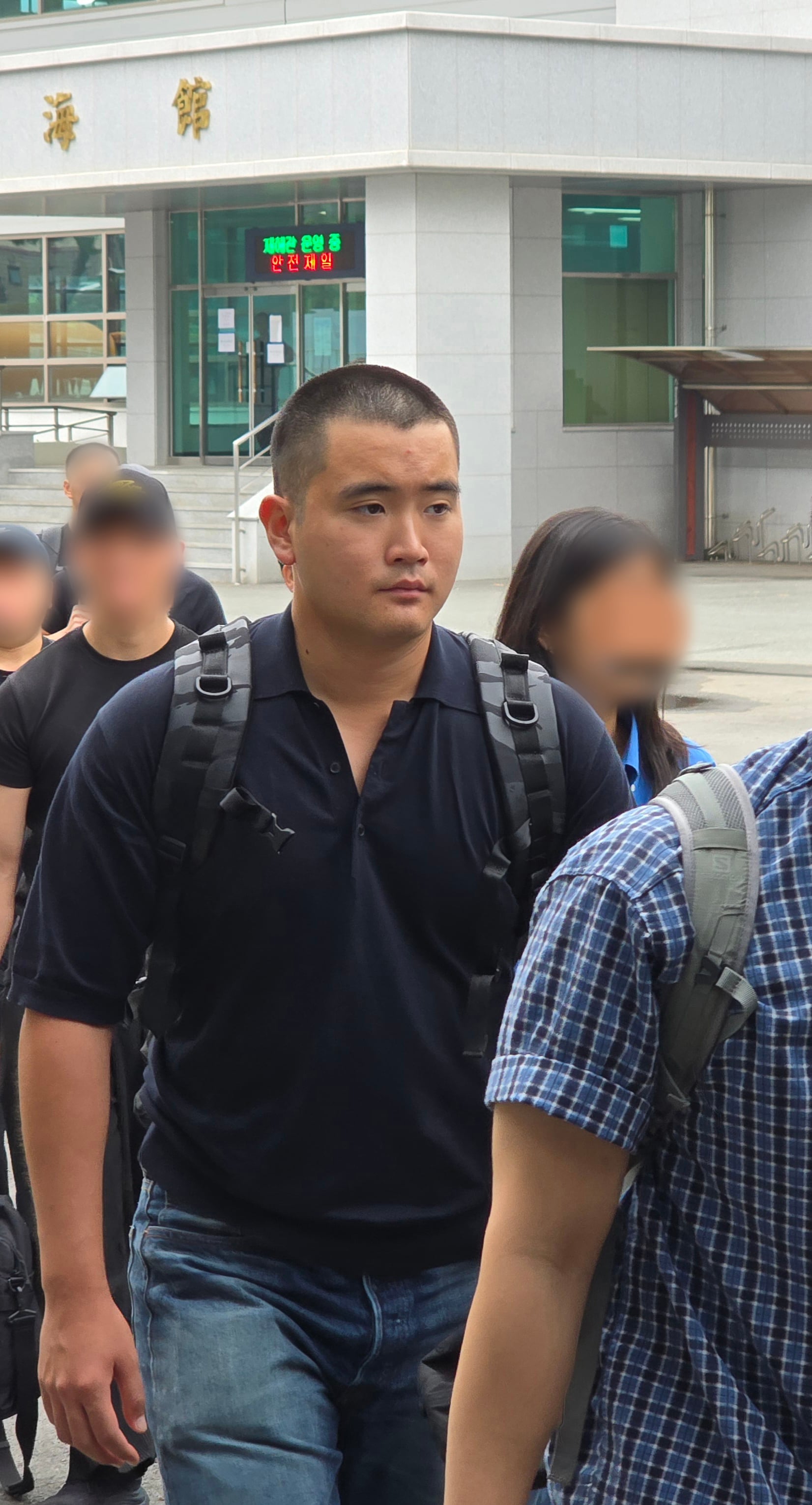 이재용 삼성전자 회장의 장남 이지호씨가 15일 경남 창원시 진해구 해군사관학교에서 열린 해군 학사장교 사관후보생 입영식 행사장으로 향하고 있다./삼성전자 제공