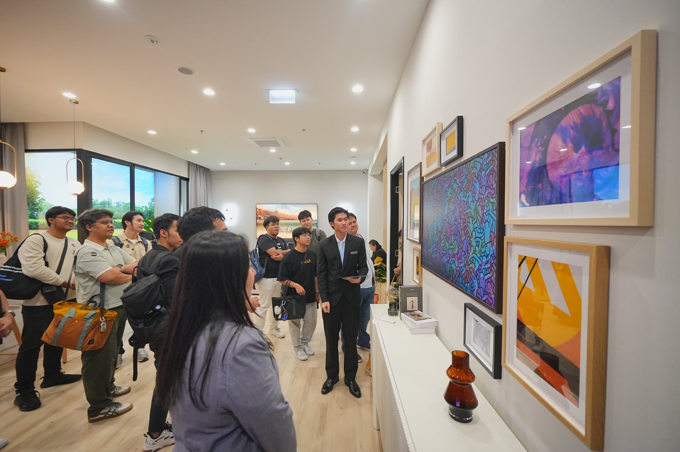 태국 방콕에 위치한 삼성전자 비즈니스 익스피리언스 스튜디오(BES)를 찾은 방문객들이 '스마트홈' 콘셉트의 전시 공간에서 스마트싱스로 연결돼 한층 쉽고 편리해진 개인 맞춤형 공간을 경험하고 있다. /삼성전자 제공