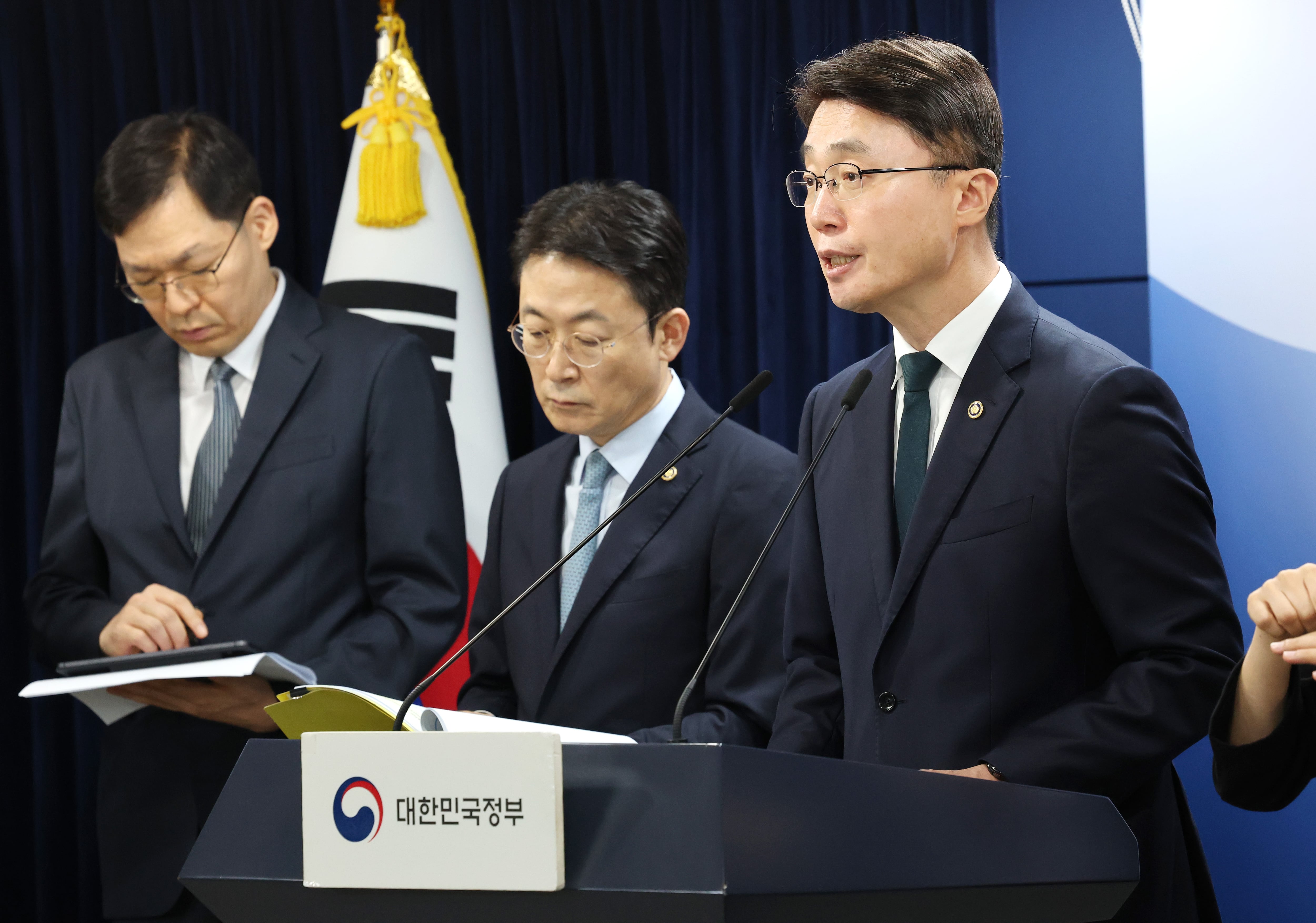 류제명 과학기술정보통신부 제2차관(맨 오른쪽)이 19일 오전 서울 종로구 정부서울청사에서 열린 해킹 대응을 위한 과학기술정보통신부-금융위원회 합동 브리핑에서 발언하고 있다. /뉴스1