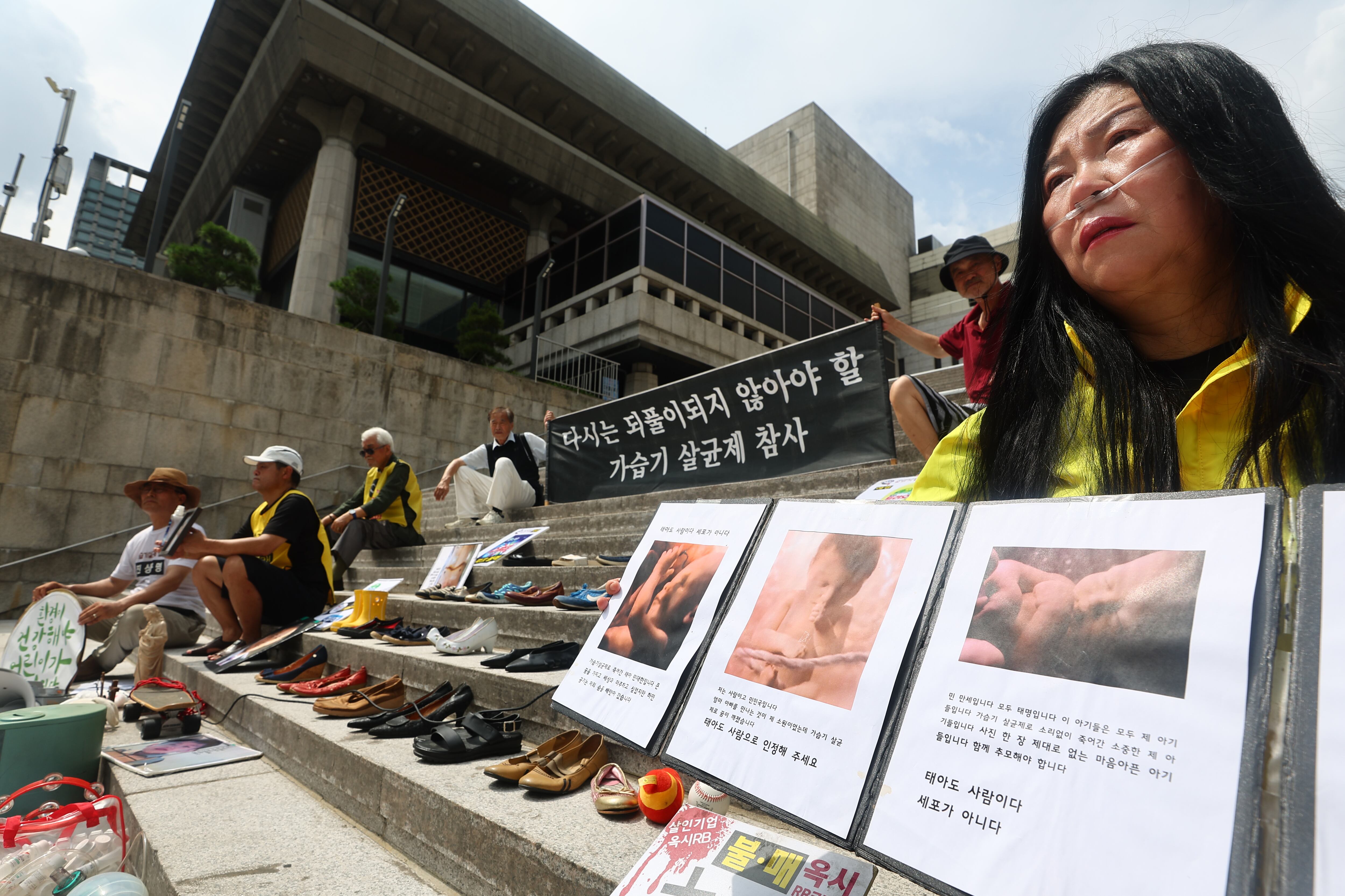 가습기살균제 참사 피해자 및 유족들과 환경보건센터 등 단체 회원들이 8월 28일 서울 종로구 세종문화회관 계단에서 가습기살균제 참사 14주기 기자회견을 열고 있다./연합뉴스