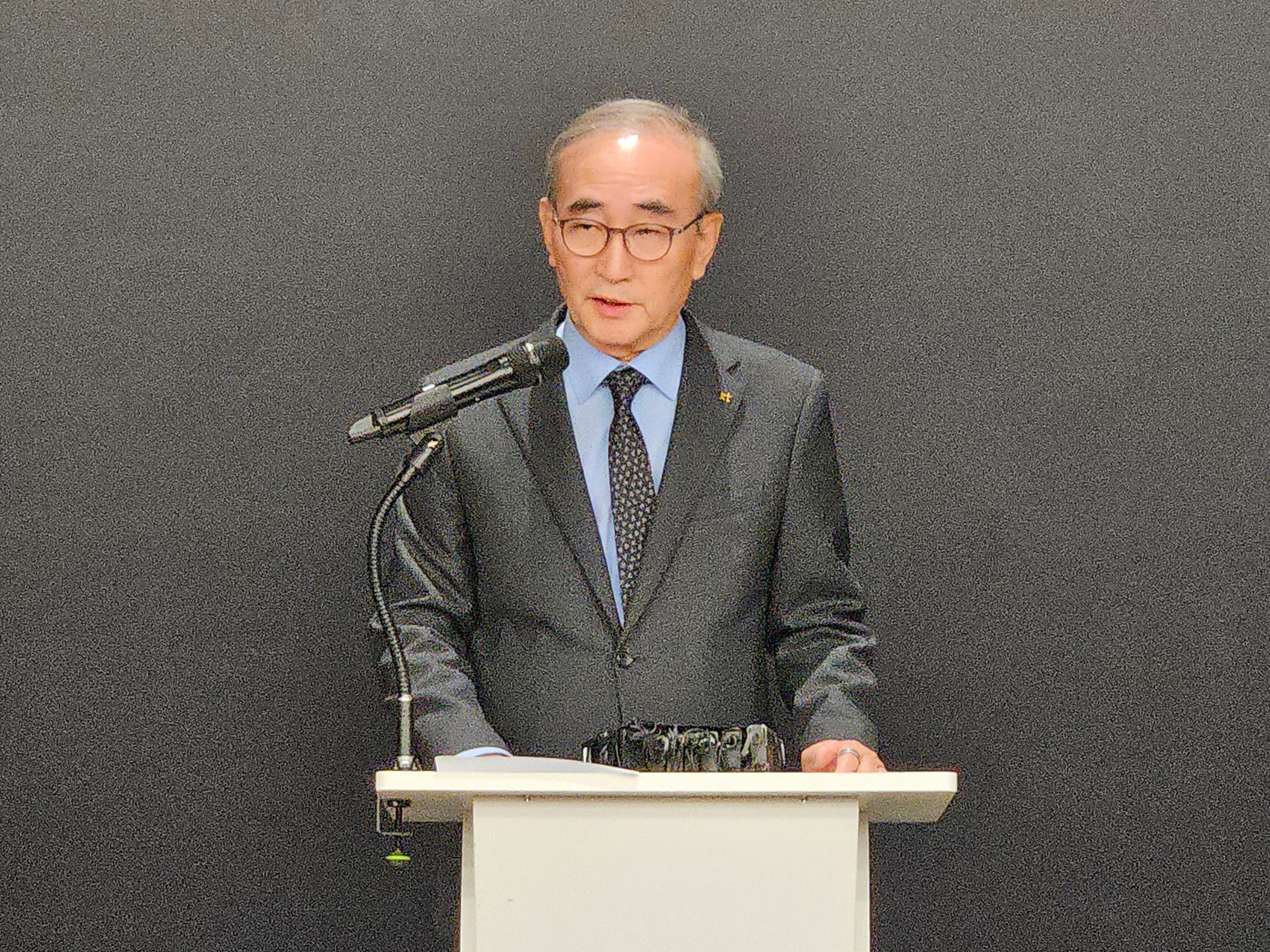 김영섭 KT 대표가 11일 오후 서울 광화문 KT웨스트사옥에서 열린 기자 간담회에서 발표하고 있다./윤예원 기자