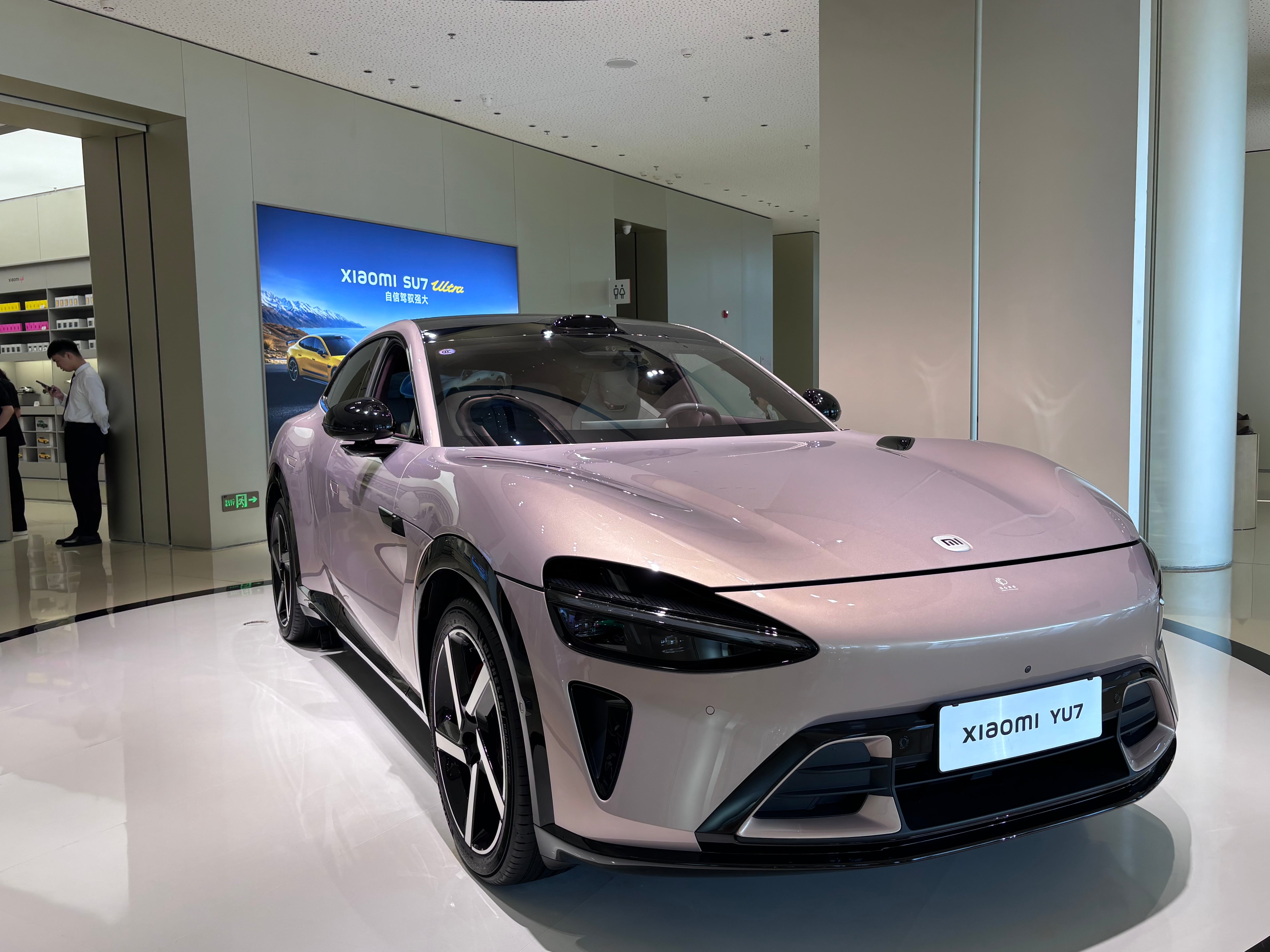 지난달 28일 찾은 샤오미 공장 쇼룸에 SU7이 전시돼 있다. /베이징=이은영 특파원