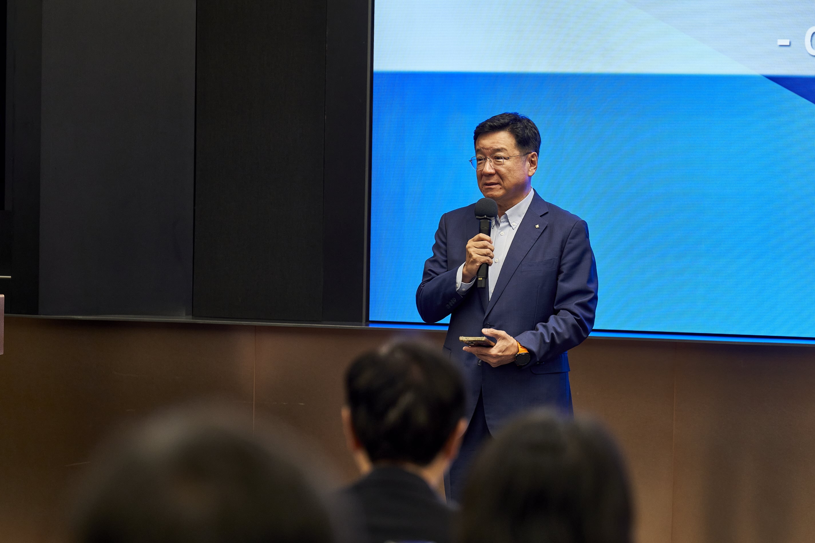 지난 4일 서울 서초구 삼성금융캠퍼스에서 열린 '2025 삼성준법감시위원회-관계사 컴플라이언스 워크숍'에서 이찬희 준감위원장이 인사말을 하고 있다./삼성준법감시위원회 제공. 