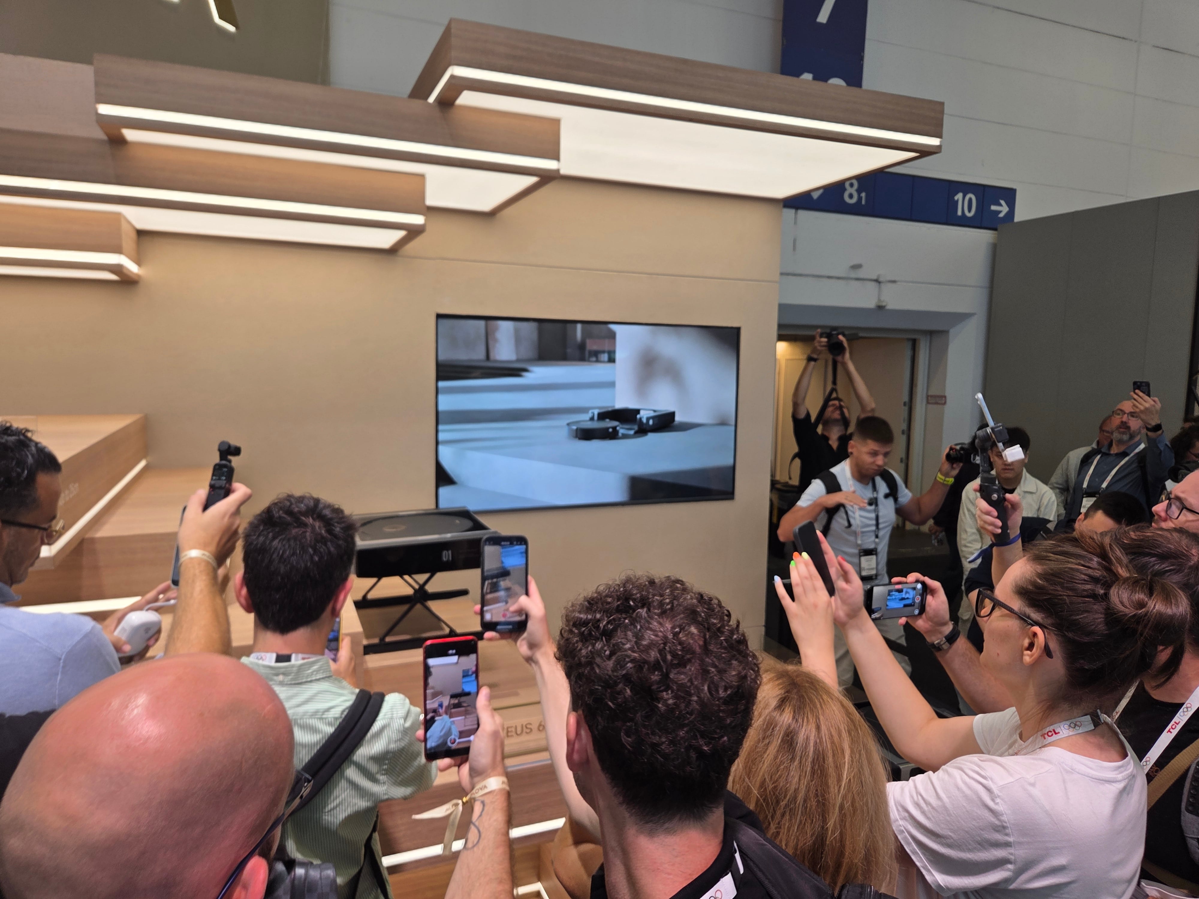  'IFA 2025′ 모바 부스 내 모듈형 로봇청소기를 보기 위해 관람객들이 몰려있는 모습./최지희 기자 