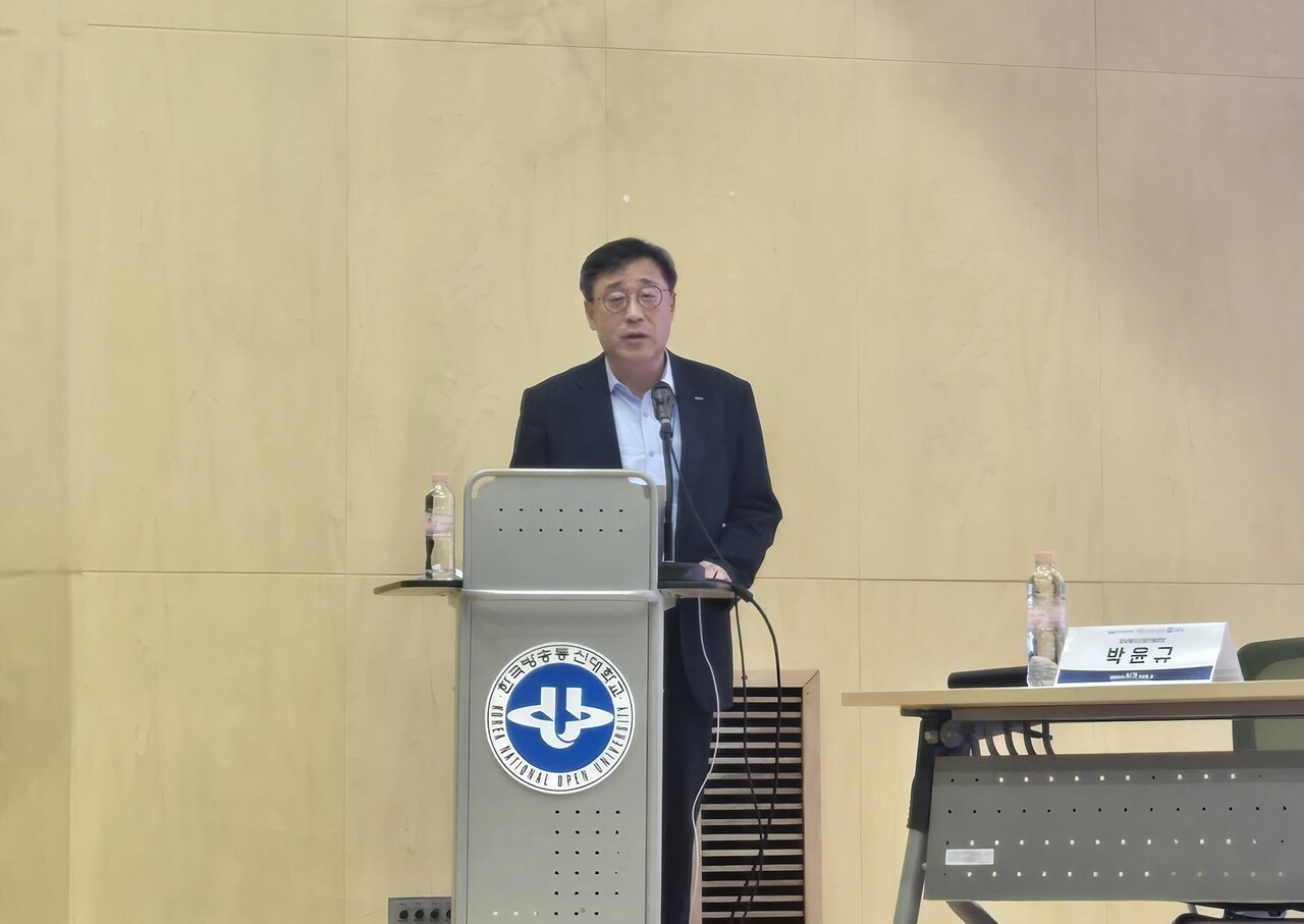박윤규 정보통신산업진흥원(NIPA) 원장은 19일 한국방송통신대학교에서 열린 '대한민국 인공지능이 가야 할 길' 행사에서 발표하고 있다. / 홍주연 기자