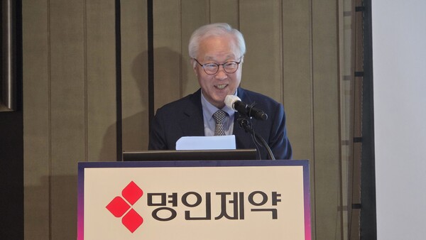 이행명 명인제약 대표가 15일 여의도 페어몬트호텔에서 열린 기업공개(IPO) 기자간담회에서 상장 배경과 성장 전략을 발표하고 있다. / 김동명 기자