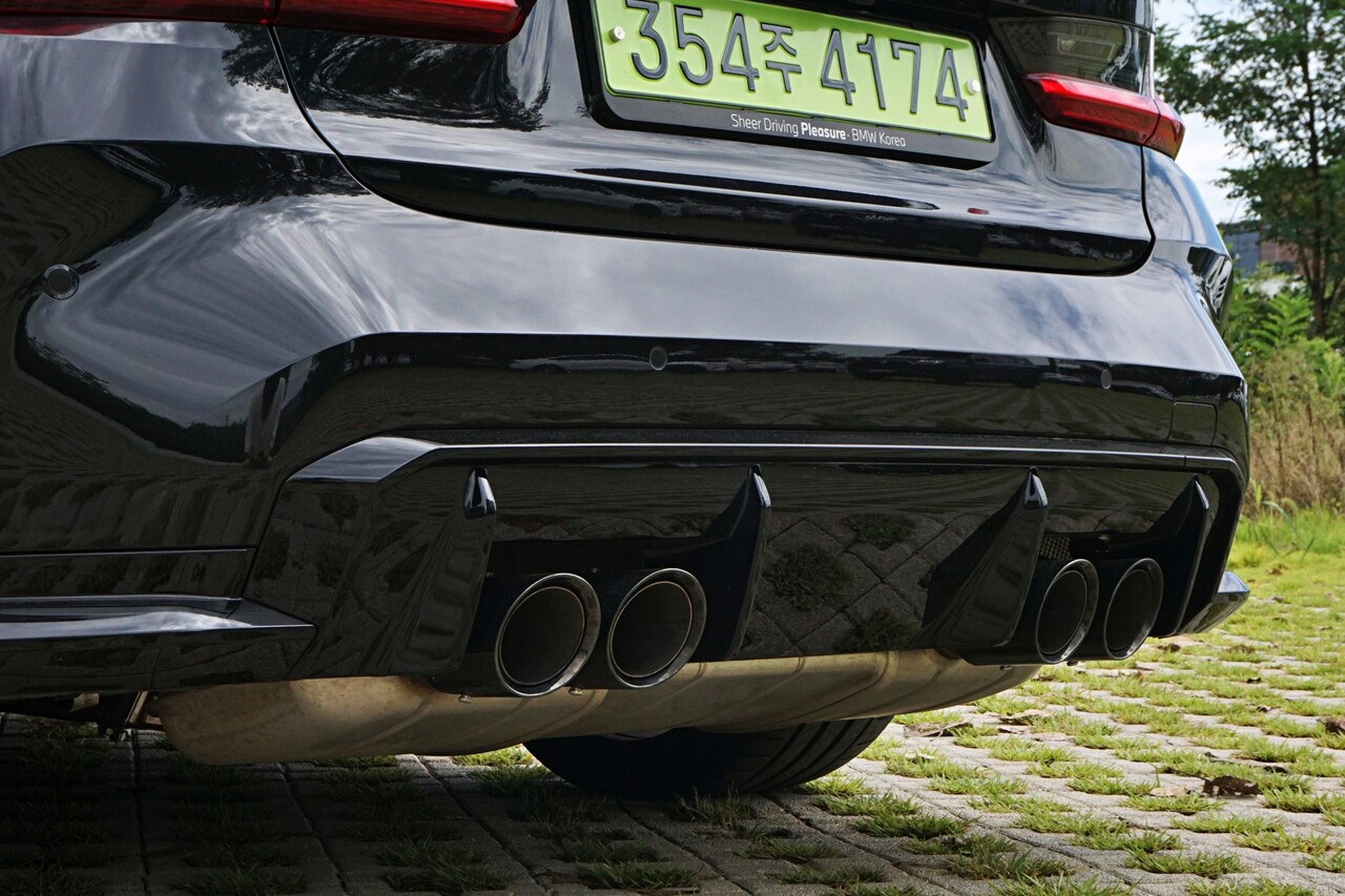 BMW M3 컴페티션 M x드라이브 후면에 적용된 쿼드 배기 파이프. / 허인학 기자