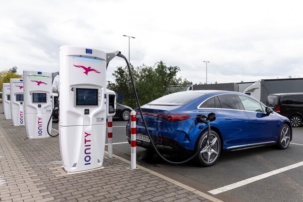 메르세데스-벤츠 EQE. / 메르세데스-벤츠