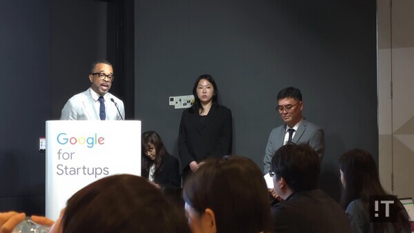 크리스 터너 구글 대외협력 정책 지식 및 정보 부문 부사장(왼쪽 첫 번째)이 9일 서울 강남구 삼성동 구글 스타트업 캠퍼스에서 열린 기자간담회에서 발언하고 있다. / 변인호 기자