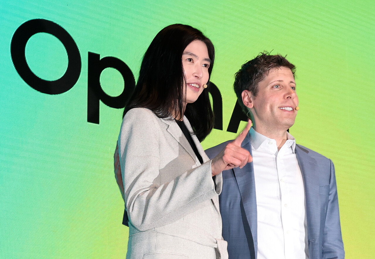 정신아 카카오 대표와 챗GPT 개발사 오픈AI의 샘 올트먼 최고경영자(CEO)가 2월 4일 서울 중구 플라자호텔에서 열린 전략적 제휴 체결 공동 기자간담회에서 포즈를 취하고 있다. / 뉴스1
