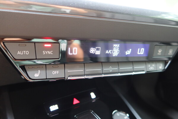 아우디 Q4 스포트백 45 e-트론 센터페시아 물리버튼 [오두환 기자]