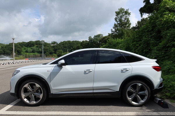 아우디 Q4 스포트백 45 e-트론 측면 [오두환 기자]