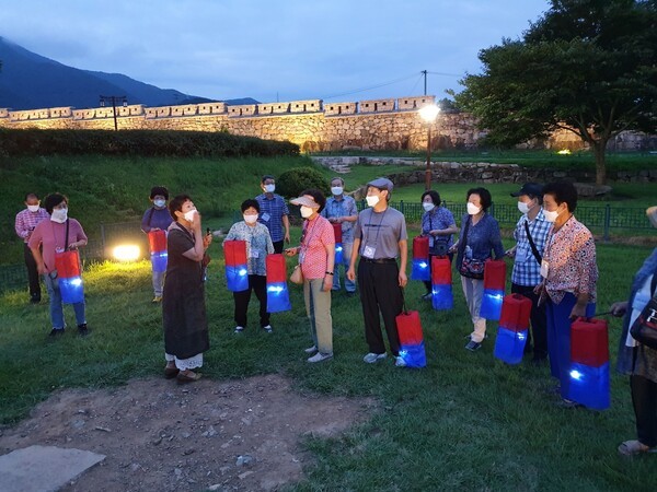 청도읍성에 대해 문화해설사가 해설을 하고 있다./사진-청도군