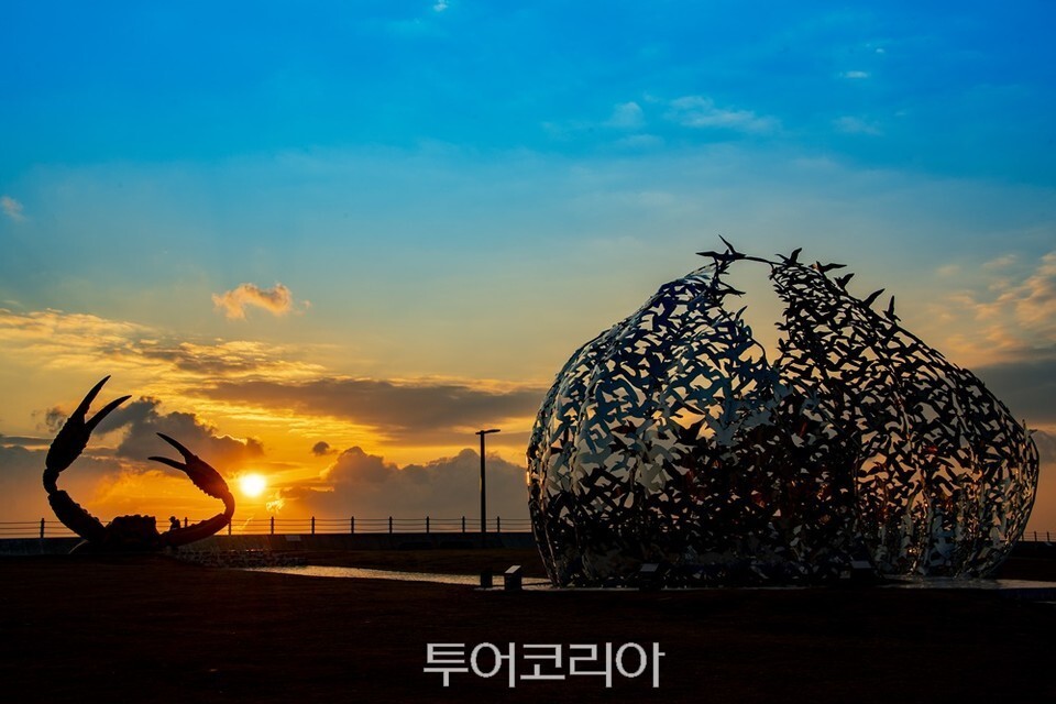 영덕 강구 해파랑 공원 일출 모습/사진-영덕군