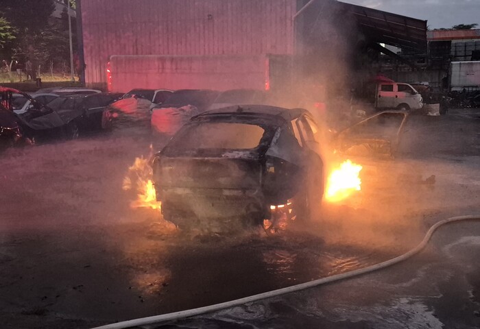 1일 오후 7시6분쯤 충남 서산시 수석동의 한 자동차 관련 시설에 주차된 전기 중고차에서 불이 나 1시간여만에 꺼졌다.