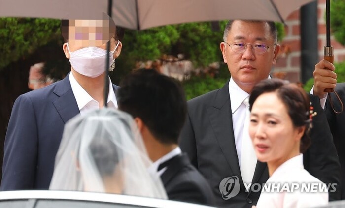 정의선 현대차그룹 회장과 부인 정지선씨가 장녀 진희씨 결혼식이 열리는 서울 중구 정동교회에서 드레스를 입은 딸을 바라보고 있다. (사진=연합뉴스)