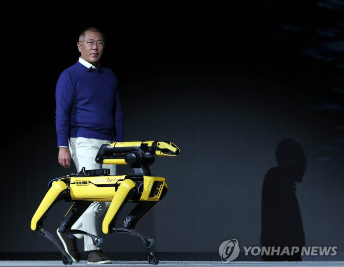 정의선 현대차그룹 회장이 지난 2022년 미국 네바다주 라스베이거스 만달레이베이 호텔에서 열린 프레스 컨퍼런스에서 보스턴 다이내믹스 '스팟'(Spot) 과 함께 무대에 오르고 있다. (사진=연합뉴스)