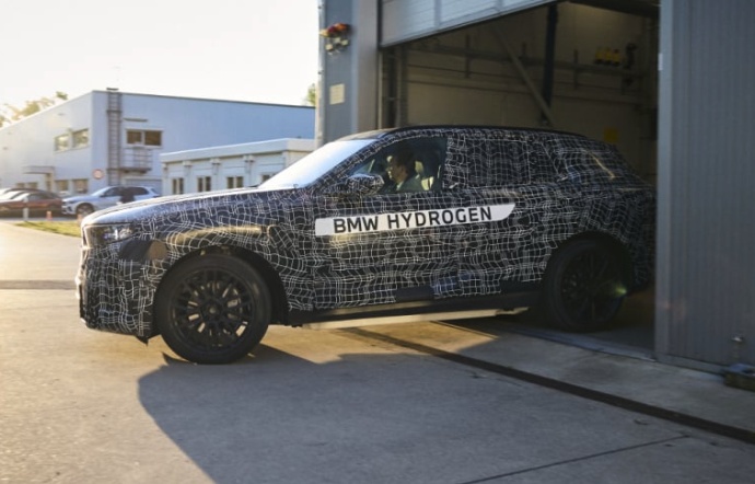 BMW X5 풀체인지 티저 공개 5가지 파워트레인 구성으로