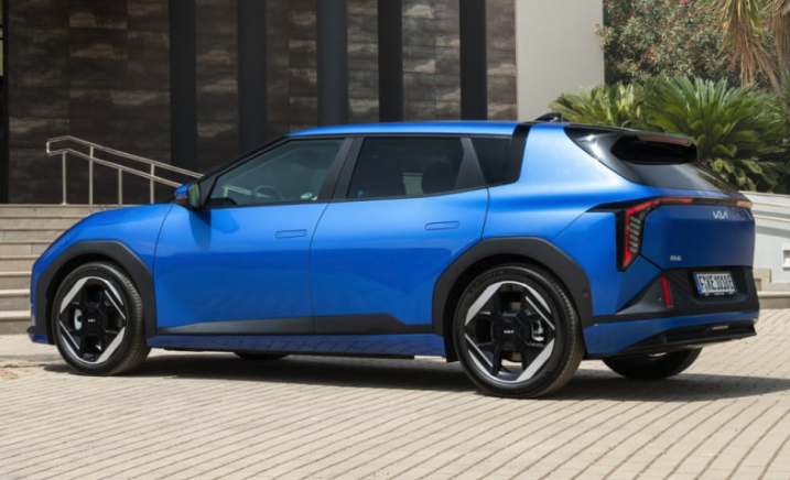 기아 EV4 해치백 이미지 추가 공개 국내 출시는?