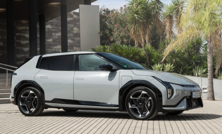 기아 EV4 해치백 이미지 추가 공개 국내 출시는?