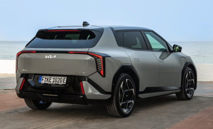 기아 EV4 해치백 이미지 추가 공개 국내 출시는?