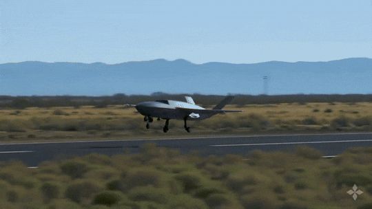 引用:ゼネラル・アトミックス^@@YFQ-42A無人戦闘機は、アンドゥリル・インダストリーズが開発した「YFQ-44A」とともに、米空軍戦闘機として正式に承認された。アンドゥリルのYFQ-44Aも間もなく試験飛行に入る予定だ。空軍は2026会計年度に両機種の量産モデルを決定する方針だ。米軍は「F-22・ラプター」や「F-35・ライトニングII」などの第5・第6世代戦闘機と共に作戦を遂行し、パイロットに代わって危険な任務を遂行する「ロイヤル・ウィングマン(Loyal Wingman)」と呼ばれる戦闘機部隊を構築する計画だ。ロイヤル・ウィングマンの特徴は、人工知能(AI)による制御と、他の航空機とチームを組んで作戦を行える点にある。