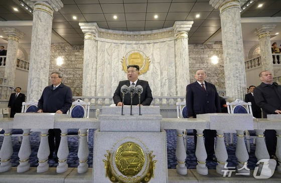  Kim Jong Un, General Secretary of the Workers\' Party of Korea, delivered a speech at a nighttime military parade held at Kim Il Sung Square in Pyongyang on October 10 to mark the 80th anniversary of the party\'s founding. Standing from left are Li Chang, Premier of the State Council of China; Kim Jong Un, General Secretary of the Party; Nguyen Phu Trong, General Secretary of the Communist Party of Vietnam; and Dmitry Medvedev, Deputy Chairman of the Security Council of Russia / Rodong Sinmun