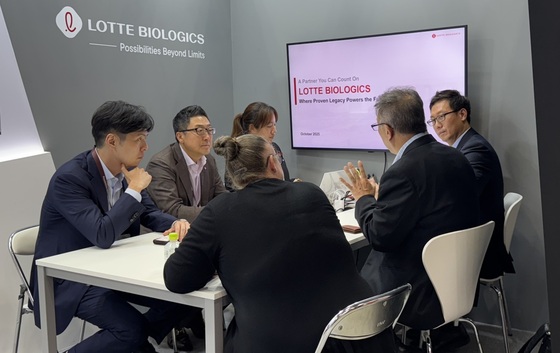  Shin Yoo-yeol, Head of Global Strategy and Future Growth at Lotte Biologics (from left), CEO James Park, and Lotte Biologics executives are holding a business meeting (Provided by Lotte Biologics) / News1