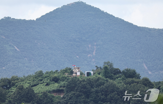  North Korean guard post and loudspeakers aimed at the South, as seen from the border area in Paju, Gyeonggi Province. 2025.8.20 / News1