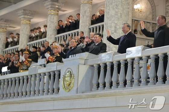  The presidium at the military parade commemorating the 80th anniversary of the founding of the Workers\' Party of Korea held on October 10. Standing from left are Li Chang, Premier of the State Council of China; Kim Jong Un, General Secretary of the Party; Nguyen Phu Trong, General Secretary of the Communist Party of Vietnam; and Dmitry Medvedev, Deputy Chairman of the Security Council of Russia / Rodong Sinmun
