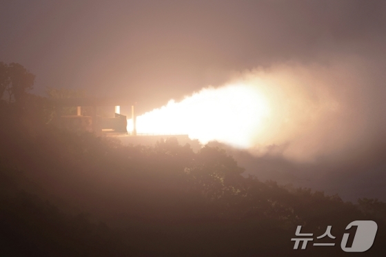  Scene of North Korea\'s ground-based ejection test of a carbon-fiber solid rocket motor (engine) conducted on September 8 / Rodong Sinmun