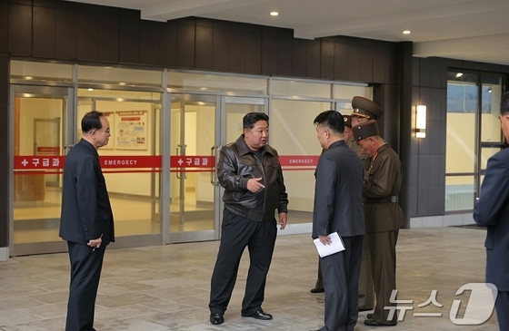  The Rodong Sinmun, the official newspaper of North Korea\'s Workers\' Party, reported on Friday that Comrade Kim Jong Un inspected the Kangdong County Hospital on the previous day, which is nearing completion. Party Secretary Cho Yong-won accompanied him on this inspection / Rodong Sinmun