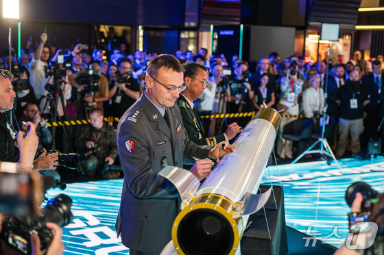  Photo of the signing ceremony for the local joint venture agreement between Hanwha Aerospace and Poland\'s WB Group / Provided by Hanwha Aerospace