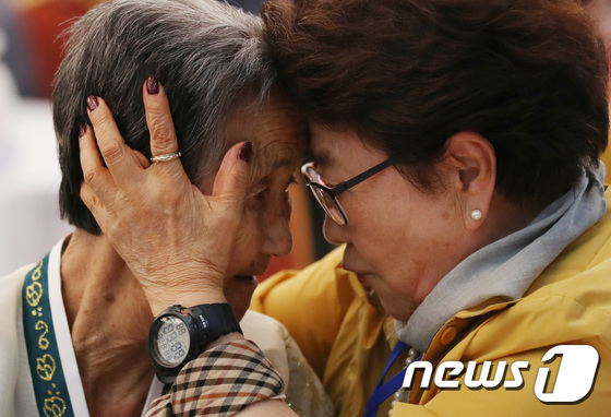  On the afternoon of August 25, 2018, the second day of the second round of the 21st separated family reunion event, North Korean grandmother Park Bong-ryeol (85) rests her head on her South Korean sister Park Chun-ja\'s (77) shoulder during a group reunion held at the Mount Kumgang Separated Family Meeting Center in North Korea. 2018.8.25 / News1