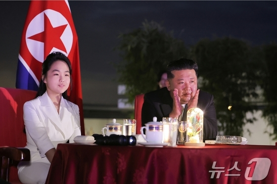  Kim Jong Un, General Secretary of the Workers\' Party of Korea, and his daughter Ju Ae / Rodong Sinmun