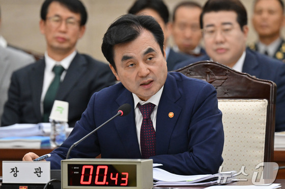  Defense Minister Ahn Kyu-back answers lawmakers\' questions during the National Assembly audit of the Ministry of National Defense and other agencies held at the Ministry of National Defense building in Yongsan-gu, Seoul, on Monday. 2025.10.13 / News1