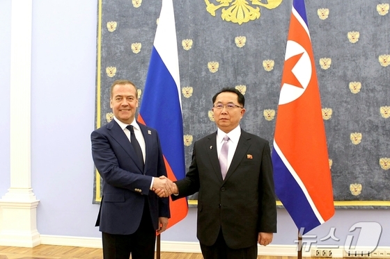  Ri Hi-yong, Chairman of the Central Inspection Commission of the Workers\' Party of Korea, and Dmitry Medvedev, Chairman of the United Russia Party / Rodong Sinmun