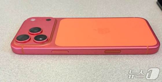 Orange iPhone 17 Pro units turning rose gold is occurring worldwide / Capture from Reddit, U.S. IT community