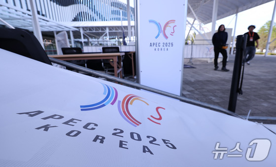 On Monday, the first day of the 2025 Gyeongju APEC Summit Week, officials were busy with final preparations at the entrance of the HICO Convention Center in Gyeongju, North Gyeongsang Province. 2025.10.27 / News1