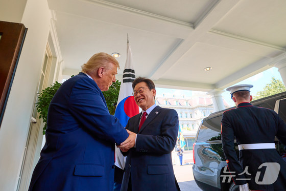 President Lee Jae Myung arrives at the White House in Washington, D.C., on August 25 for a summit meeting with U.S. President Donald Trump and shakes hands with him (Provided by Lee Jae Myung President social media) 2025.8.28 / News1