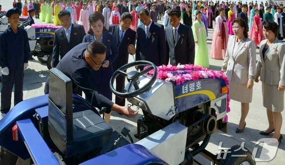  The Rodong Sinmun, the official newspaper of North Korea\'s Workers\' Party, reported on Wednesday that Yemaeng organizations nationwide prepared small tractors to mark the 80th anniversary of the party\'s founding and delivered them to the Wolrang Farm in Anbyon County / Rodong Sinmun