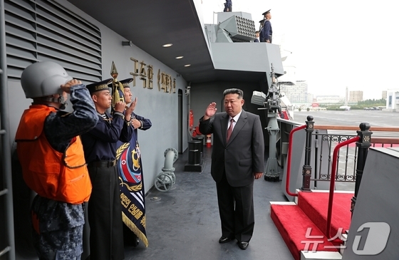  The Rodong Sinmun, the official newspaper of North Korea\'s Workers\' Party, reported on Monday that Kim Jong Un, the party\'s general secretary, visited the Choe Hyon vessel the previous day, and emphasized the strengthening of naval power / Rodong Sinmun