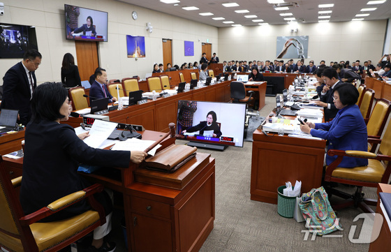  Chairperson Choi Min-hee apologizes to witnesses for the delay in the parliamentary audit during the audit of the Nuclear Safety and Security Commission and other agencies held at the National Assembly\'s Science, ICT, Broadcasting, and Communications Committee in Yeouido, Seoul, on Thursday. 2025.10.16 / News1