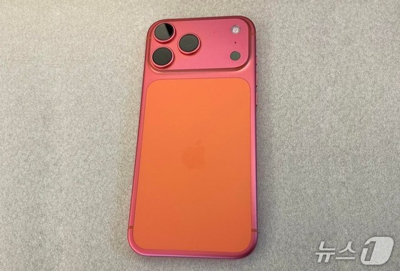 Orange iPhone 17 Pro units turning rose gold is occurring worldwide / Capture from Reddit, U.S. IT community