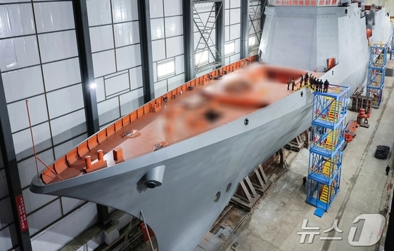 Construction of North Korea\'s new warship / Rodong Sinmun