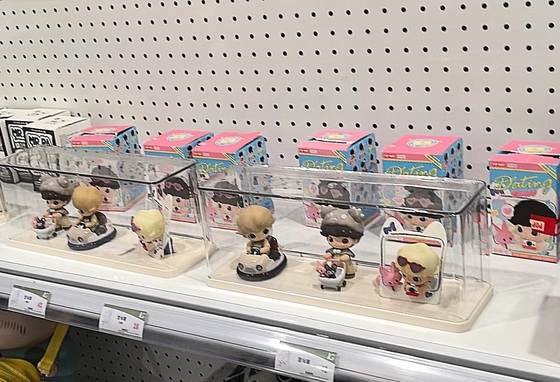 Counterfeit product of POP MART\'s figures, DIMOO, being sold at Kumgang Patriotic Hall in North Korea / Extract from Chinese social media Xiaohongshu